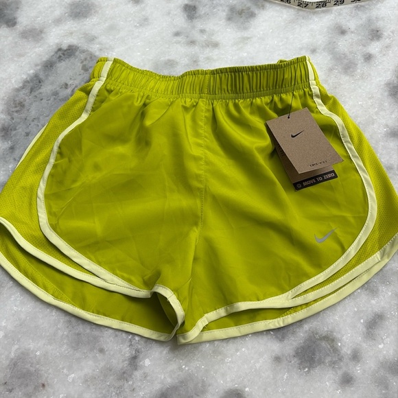 NWT Nike Women’s Dri Fit Running Shorts XS CHARTREUSE - Picture 2 of 6